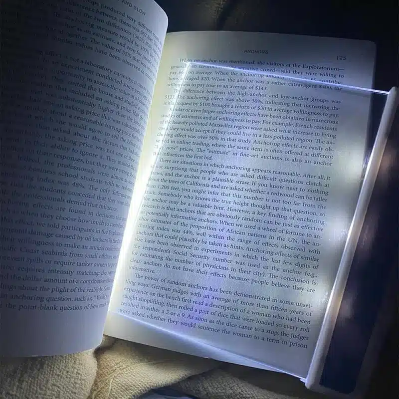 מנורת קריאה LED דקה לספר — עדינה לעיניים